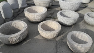 Bassin rond en pierre, granit