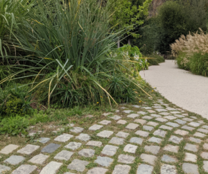 Jardin extraordinaire à Nantes – utilisation des Pavés Nantais, aussi appelés Pavés du roi en Granit.