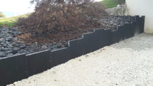 Bordure en petites palissades ardoise