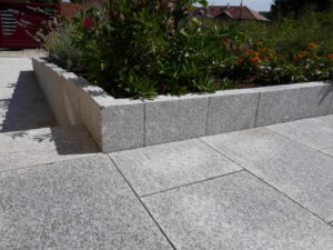 Bordure hauteur moyenne en granit