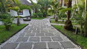 Pavés avec joints en gravier pour un jardin japonais
