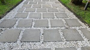 Allée de jardin avec joints en graviers