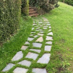 Allée de jardin en opus incertum