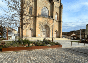 Route et parvis d'église en pavés anciens