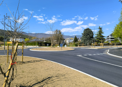 Aménagement extérieur avec des pavés en granit gris grain fin et des bordures