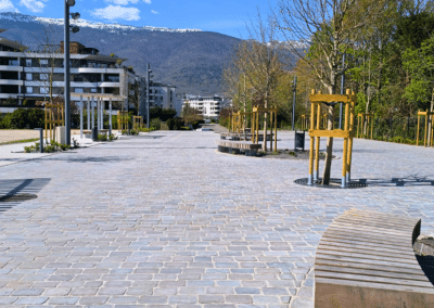 Place Jean-Monnet en pavés anciens sciés et entiers