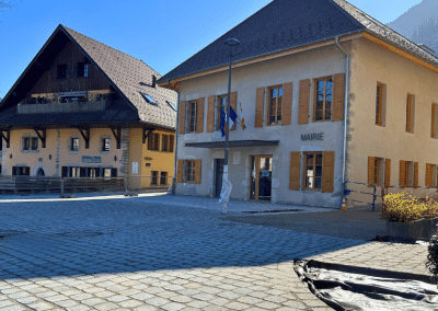 Place de la Mairie d'Alex en pavés recyclés de Lyon